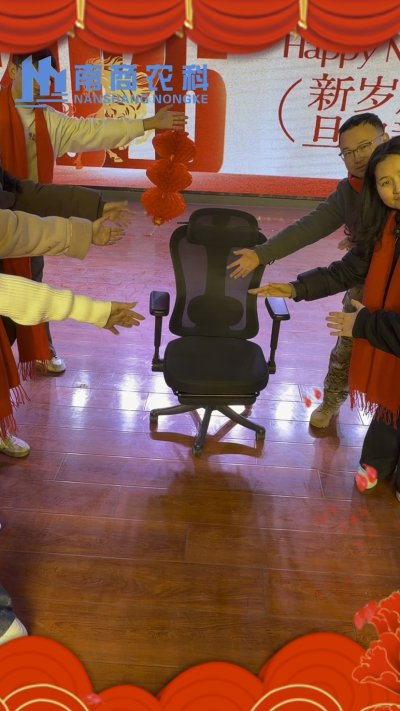 🎇 元旦快乐，温暖相伴 🎇时光匆匆，感恩 2025 年每一份支持与陪伴！从猪场到工厂，南商农科的成长，离不开每一位合作伙伴与家人的信赖！2026 年，我们将继续以贴心服务和硬核设备，陪您一路前行，养殖